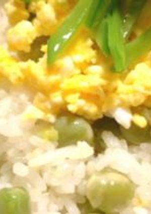 えんどう豆のご飯。炒り卵のっけ。-レシピのメイン写真