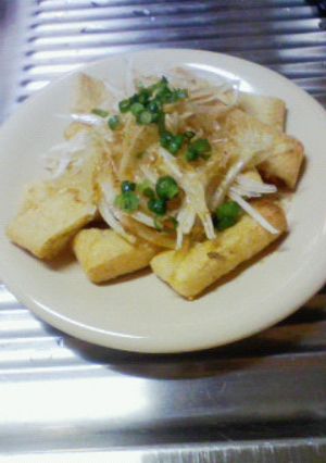 カリカリ油揚げを玉ねぎのスライスで♪-レシピのメイン写真