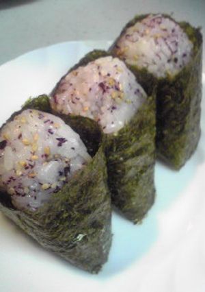 ゆかりと白胡麻で風味UPのおにぎり♪-レシピのメイン写真