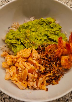 グリルサーモン、エビ、アボカドのポケ丼-レシピのメイン写真