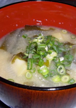 じゃがいもと玉ねぎとわかめのおみそしる-レシピのメイン写真