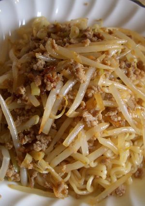 インスタントで作る汁無しピリ辛もやし麺-レシピのメイン写真