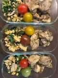 冷凍弁当:卵レタスしめじの塩昆布炒め（左）