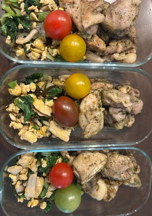 冷凍弁当:卵レタスしめじの塩昆布炒め(左)-レシピのメイン写真