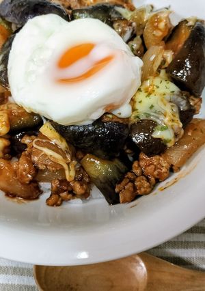とろ～り温玉チーズ♪お月見茄子ミート丼-レシピのメイン写真