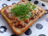 ハマる美味しさ♡山盛りチーズ納豆トースト