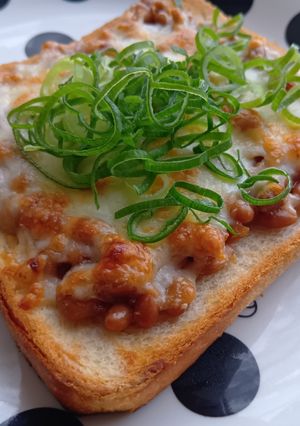 ハマる美味しさ♡山盛りチーズ納豆トースト-レシピのメイン写真