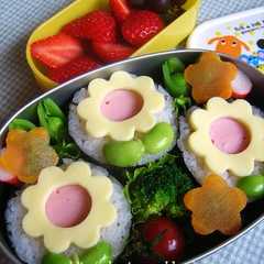 รูปของ キャラ弁♪のり巻き de お花♪