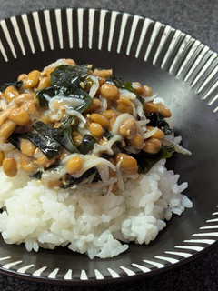 ゴマ油と磯の香りがたまらない!納豆ごはん-レシピのメイン写真