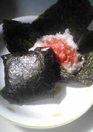 お皿の上でおにぎり-レシピのメイン写真