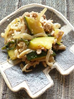 ズッキーニとにらもやしの牡蠣油炒め。-レシピのメイン写真