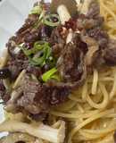 牛肉ときのこのピリ辛和風パスタ