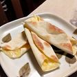 余った餃子の皮でおつまみ☆チーズ&トマト