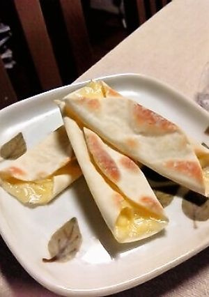 余った餃子の皮でおつまみ☆チーズ＆トマト-レシピのメイン写真