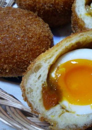 半熟卵がとろりん♪　エッグカレーパン-レシピのメイン写真