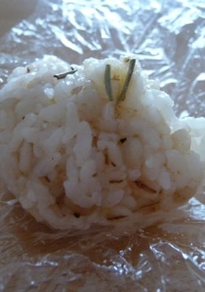 簡単洋風おにぎり☆ローズマリー風味-レシピのメイン写真