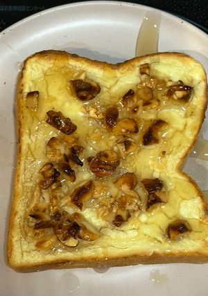 クリームチーズとナッツの食パン♪-レシピのメイン写真