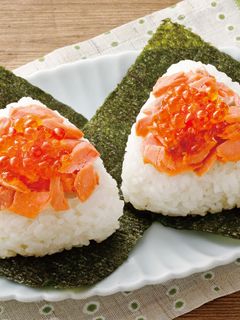 鮭といくらの親子おにぎり by マルヨ食品株式会社 【クックパッド