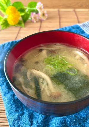 格段に旨くなる★炒めきのこ🍄‍🟫とワカメの味噌汁-レシピのメイン写真