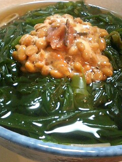 ダイエットに最適☆梅香るワカメ納豆蕎麦-レシピのメイン写真