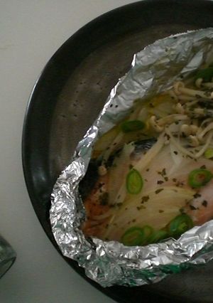 薄い鮭切身をバジル風味豪華ホイル焼きに！-レシピのメイン写真