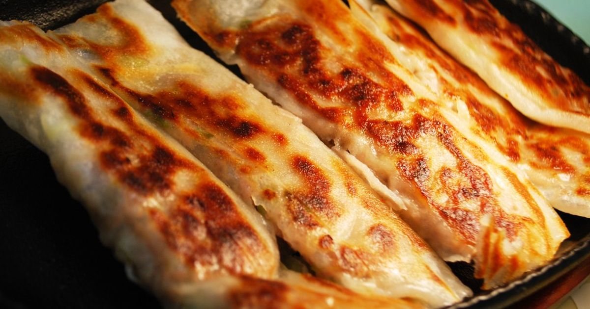 hide 焼き餃子、春巻き2点 春巻の皮で作る鉄鍋風!?棒餃子 by ひろちば 【クックパッド