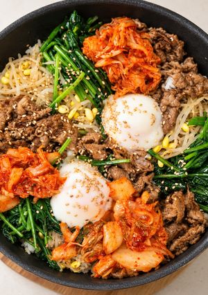 フライパンで簡単！温玉キムチの焼肉ビビンバ-レシピのメイン写真
