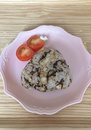 昆布佃煮とゆかりと天かすのおにぎり-レシピのメイン写真