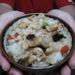 รูปของ 豚肉と豆の混ぜご飯