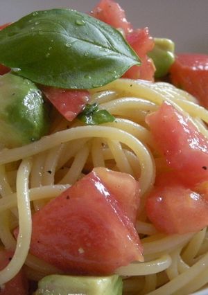 アボカドとトマトの簡単冷製パスタ-レシピのメイン写真