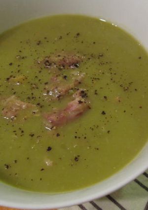 えんどう豆と骨付きベーコンのスープ-レシピのメイン写真