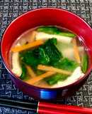 栄養満点☆油揚げ人参・ほうれん草の味噌汁