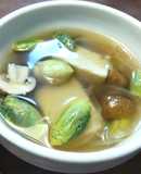 イタドリのサシボ・茸・冷凍豆腐のスープ