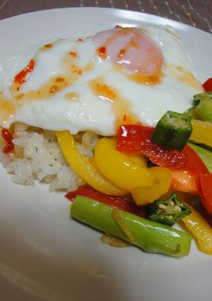 にんにくライスに♪カラフル野菜&目玉焼き-レシピのメイン写真