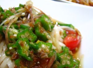 ♪おくら茗荷トマトのせの冷たいうどん♪-レシピのメイン写真