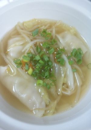 (^0^)野菜と餃子のスープ♪-レシピのメイン写真