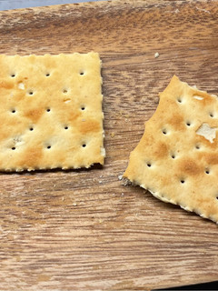 2個繋がったクラッカーを綺麗に割る方法-レシピのメイン写真