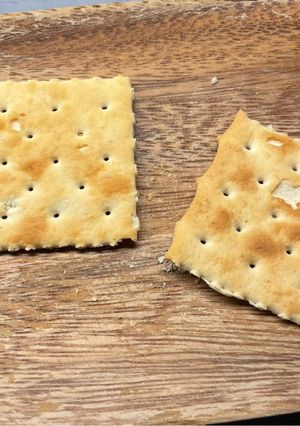 2個繋がったクラッカーを綺麗に割る方法-レシピのメイン写真