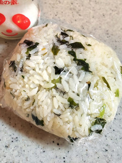 コンビニのあの味!わかめおにぎり-レシピのメイン写真