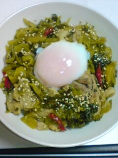 豚肉と高菜漬けのピリ辛炒め丼♪温泉卵のせ-レシピのメイン写真