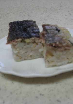 タッパーで作る焼きサンマの押し寿司-レシピのメイン写真