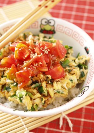 ニラ玉スクランブルトマトのせ丼-レシピのメイン写真