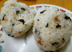 梅とわかめの混ぜ込みおにぎり-レシピのメイン写真