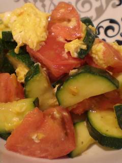 ズッキーニとトマトの炒め物 by 男だって簡単料理
