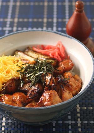 フライパンでお手軽簡単に!彩り焼き鳥丼♪-レシピのメイン写真