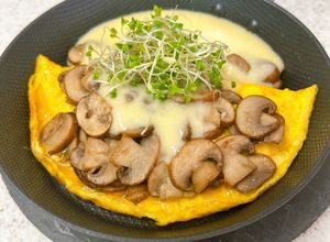マッシュルームオムレツ♪チェダーソース-レシピのメイン写真