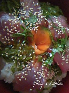 黄身の醤油漬けをのせた【マグロめかぶ丼】-レシピのメイン写真