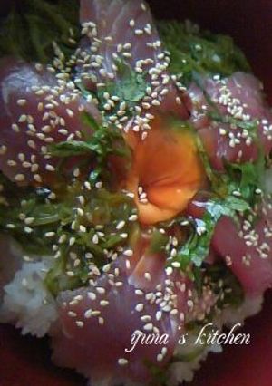 黄身の醤油漬けをのせた【マグロめかぶ丼】-レシピのメイン写真