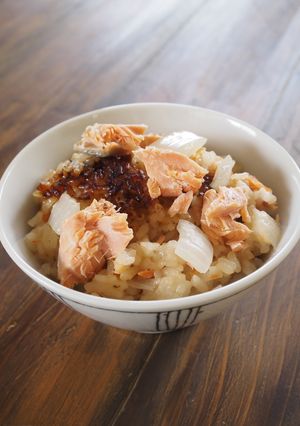にがり入り！鮭と新玉ねぎの炊き込みご飯-レシピのメイン写真