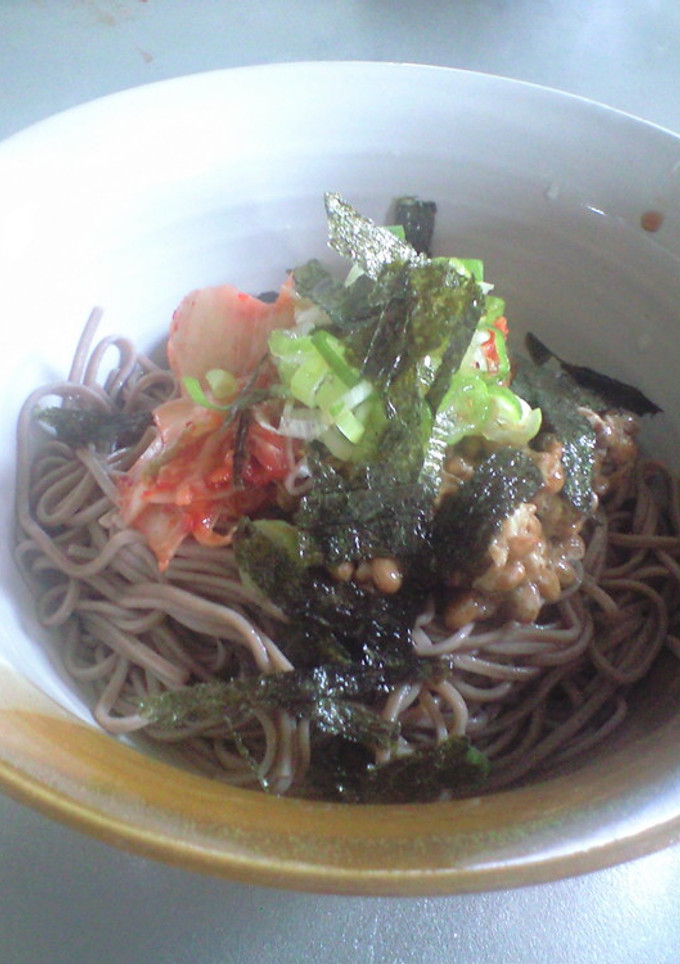 簡単　のせるだけ　冷たいキムチ＆納豆そば-レシピのメイン写真
